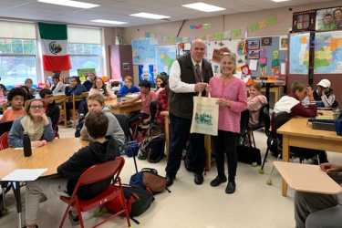 Trotz Internet aktuell: Achtklässler knüpfen Brieffreundschaften zu US-Jugendlichen Trotz Internet aktuell: Achtklässler knüpfen Brieffreundschaften zu US-Jugendlichen