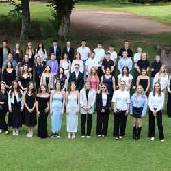 Türen öffnen sich für Abiturientinnen und Abiturienten - viele Preise und Einser-Abis Türen öffnen sich für Abiturientinnen und Abiturienten - viele Preise und Einser-Abis