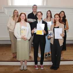 Türen öffnen sich für Abiturientinnen und Abiturienten - viele Preise und Einser-Abis Türen öffnen sich für Abiturientinnen und Abiturienten - viele Preise und Einser-Abis