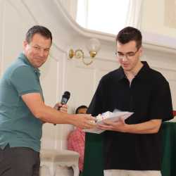 Türen öffnen sich für Abiturientinnen und Abiturienten - viele Preise und Einser-Abis Türen öffnen sich für Abiturientinnen und Abiturienten - viele Preise und Einser-Abis