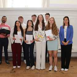 Türen öffnen sich für Abiturientinnen und Abiturienten - viele Preise und Einser-Abis Türen öffnen sich für Abiturientinnen und Abiturienten - viele Preise und Einser-Abis