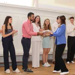 Türen öffnen sich für Abiturientinnen und Abiturienten - viele Preise und Einser-Abis Türen öffnen sich für Abiturientinnen und Abiturienten - viele Preise und Einser-Abis