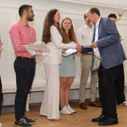 Türen öffnen sich für Abiturientinnen und Abiturienten - viele Preise und Einser-Abis Türen öffnen sich für Abiturientinnen und Abiturienten - viele Preise und Einser-Abis