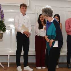 Türen öffnen sich für Abiturientinnen und Abiturienten - viele Preise und Einser-Abis Türen öffnen sich für Abiturientinnen und Abiturienten - viele Preise und Einser-Abis