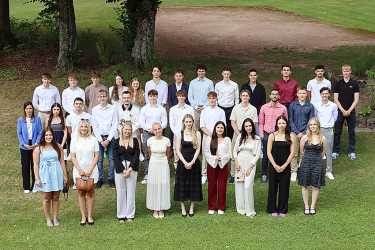 Türen öffnen sich für Abiturientinnen und Abiturienten - viele Preise und Einser-Abis Türen öffnen sich für Abiturientinnen und Abiturienten - viele Preise und Einser-Abis