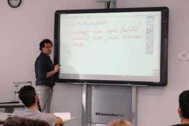 Uni-Dozent hält Vorlesung vor Mathe-Vertiefungskurs Uni-Dozent hält Vorlesung vor Mathe-Vertiefungskurs