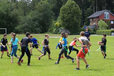 US-Studenten bringen Zinzendorfschülern ihre Sportarten näher US-Studenten bringen Zinzendorfschülern ihre Sportarten näher