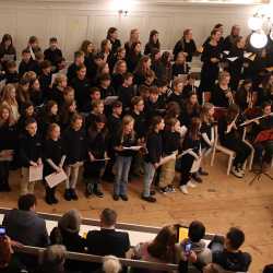 Viele Sterne gehen im Kirchensaal auf Viele Sterne gehen im Kirchensaal auf