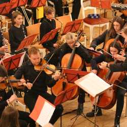 Viele Sterne gehen im Kirchensaal auf Viele Sterne gehen im Kirchensaal auf