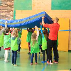 Virtuelle Viertklässlerparty: Alle Infos im Film Virtuelle Viertklässlerparty: Alle Infos im Film