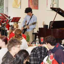 Weihnachtliche Vorfreude im Kreis von Familie und Freunden Weihnachtliche Vorfreude im Kreis von Familie und Freunden