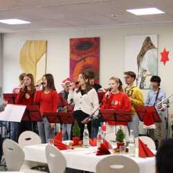 Weihnachtliche Vorfreude im Kreis von Familie und Freunden Weihnachtliche Vorfreude im Kreis von Familie und Freunden