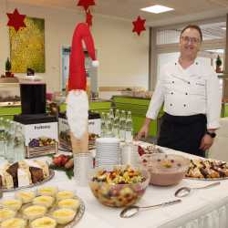 Weihnachtliche Vorfreude im Kreis von Familie und Freunden Weihnachtliche Vorfreude im Kreis von Familie und Freunden