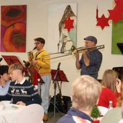 Weihnachtliche Vorfreude im Kreis von Familie und Freunden Weihnachtliche Vorfreude im Kreis von Familie und Freunden
