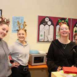 Wiedersehen macht Freude: Großer Andrang beim Altschülertreffen Wiedersehen macht Freude: Großer Andrang beim Altschülertreffen