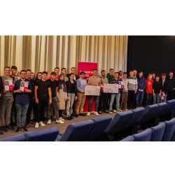 Wirtschaftsgymnasiasten Pascal und Benedict beweisen ihr Können beim Planspiel Börse Wirtschaftsgymnasiasten Pascal und Benedict beweisen ihr Können beim Planspiel Börse