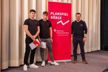 Wirtschaftsgymnasiasten Pascal und Benedict beweisen ihr Können beim Planspiel Börse Wirtschaftsgymnasiasten Pascal und Benedict beweisen ihr Können beim Planspiel Börse