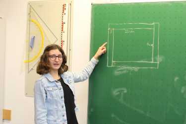 Zehntklässlerin erfolgreich beim Mathewettbewerb Zehntklässlerin erfolgreich beim Mathewettbewerb