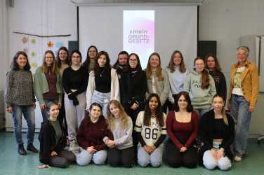 Zinzendorfschülerinnen gewinnen bundesweiten Wettbewerb zum Grundgesetz Zinzendorfschülerinnen gewinnen bundesweiten Wettbewerb zum Grundgesetz