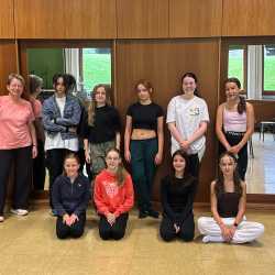 Zwischen Fußball und Fadenspiel: Ein bunter Mix aus Sport und Kreativität am zweiten Projekttag Zwischen Fußball und Fadenspiel: Ein bunter Mix aus Sport und Kreativität am zweiten Projekttag