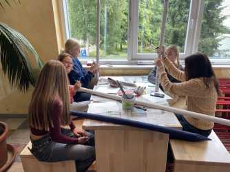 Zwischen Fußball und Fadenspiel: Ein bunter Mix aus Sport und Kreativität am zweiten Projekttag Zwischen Fußball und Fadenspiel: Ein bunter Mix aus Sport und Kreativität am zweiten Projekttag