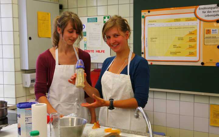 Lehrküche mit Babyflasche Lehrküche mit Babyflasche