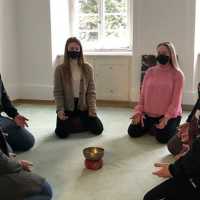 Nichts tun und nicht werten - angehende Erzieher üben sich in Achtsamkeit Nichts tun und nicht werten - angehende Erzieher üben sich in Achtsamkeit