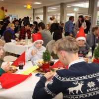 Weihnachtliche Vorfreude im Kreis von Familie und Freunden