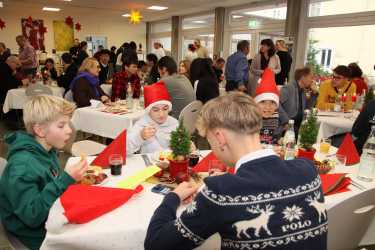 Weihnachtliche Vorfreude im Kreis von Familie und Freunden