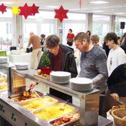 Weihnachtliche Vorfreude im Kreis von Familie und Freunden