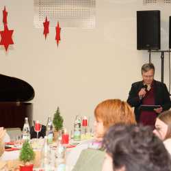 Weihnachtliche Vorfreude im Kreis von Familie und Freunden