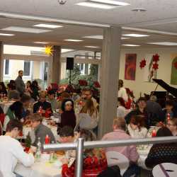 Weihnachtliche Vorfreude im Kreis von Familie und Freunden