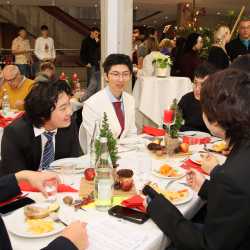 Weihnachtliche Vorfreude im Kreis von Familie und Freunden