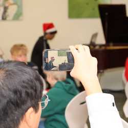 Weihnachtliche Vorfreude im Kreis von Familie und Freunden