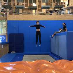 Internatler spingen und klettern hoch hinaus