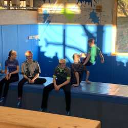 Internatler spingen und klettern hoch hinaus
