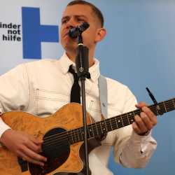     Ein unvergesslicher Vormittag: Gregor Hägele rockt die Zinzendorfschulen 