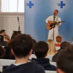     Ein unvergesslicher Vormittag: Gregor Hägele rockt die Zinzendorfschulen 