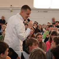     Ein unvergesslicher Vormittag: Gregor Hägele rockt die Zinzendorfschulen 