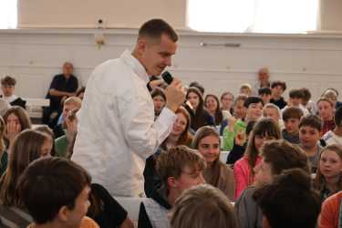     Ein unvergesslicher Vormittag: Gregor Hägele rockt die Zinzendorfschulen 