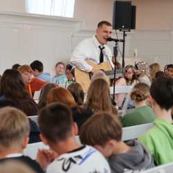     Ein unvergesslicher Vormittag: Gregor Hägele rockt die Zinzendorfschulen 