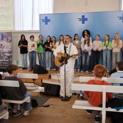     Ein unvergesslicher Vormittag: Gregor Hägele rockt die Zinzendorfschulen 