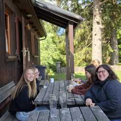 Hüttenwochenende: Drei Tage voller Lachen, Lagerfeuer und echter Gemeinschaft