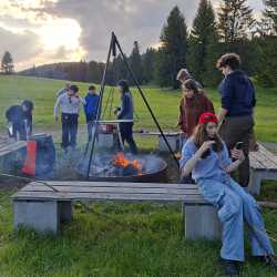 Hüttenwochenende: Drei Tage voller Lachen, Lagerfeuer und echter Gemeinschaft