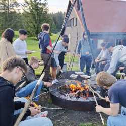 Hüttenwochenende: Drei Tage voller Lachen, Lagerfeuer und echter Gemeinschaft