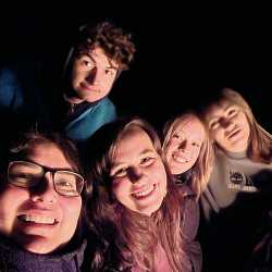 Hüttenwochenende: Drei Tage voller Lachen, Lagerfeuer und echter Gemeinschaft