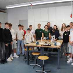 Geschenke für die Technik-Klasse: Solarmodule bringen erneuerbare Energien ins Klassenzimmer
