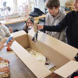 Geschenke für die Technik-Klasse: Solarmodule bringen erneuerbare Energien ins Klassenzimmer