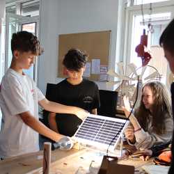 Geschenke für die Technik-Klasse: Solarmodule bringen erneuerbare Energien ins Klassenzimmer