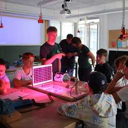 Geschenke für die Technik-Klasse: Solarmodule bringen erneuerbare Energien ins Klassenzimmer